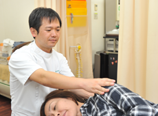 姿勢と身体のバランスを確認する施術者
